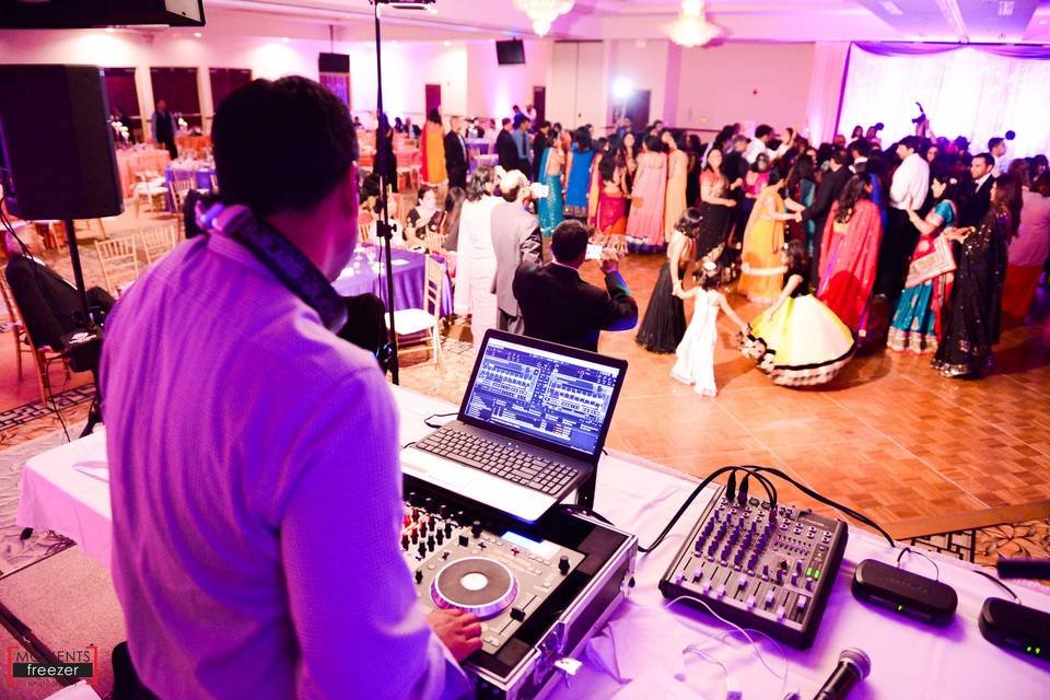 Here’s How to Get a Professional Indian Wedding DJ Right?